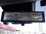 【日産のスマート・ルームミラーは内蔵モニターで後方の状況をクリアな画像で確認でき、通常のルームミラーに切り替えて後席の様子を確認することもできます。