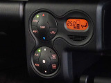 車内を快適に、オートエアコンを装備しています。