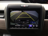 【バックカメラ】運転が苦手な方も車庫入れラクラクです!ギアをリバースに入れれば自動的に切り換わりますので、面倒な操作は不要です♪狭い駐車場もお車を傷つけず安心ですね!