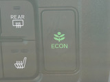 ECONのスイッチがついています。エコモードにすれば、運転の仕方によるロスを抑え込み、燃費良く走行できるように各部を制御します。