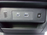 USB電源ソケットです。前席に1個セカンド・サードシートに各2個付いています。とても便利ですね!