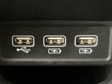 【USBポート】USBポートも装備されています、スマートフォンの充電やオーディオに連携も可能です、今や欠かせない装備の一つです!