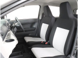 ゆったり座れて、長時間の運転も疲れにくいフロントシート!ホールド性も良く運転に集中できるシートです!!