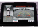 【パノラミックビューモニター】 後退時に車両の後ろ側を表示するだけでなく上から見たような映像で車庫入れなどバックする際に安心です。