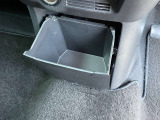 運転席前の小物入れは、色々使えて便利です。