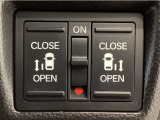 【両側パワースライドドア】両側がパワースライドドアになっており、運転席のスイッチやスマートキーでも開閉が可能です!開口部も広いので乗り降りも楽々♪