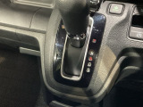 自然に手が届く距離に配置されたシフトレバー。