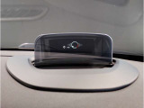 【ヘッドアップディスプレイ】現在の車速表示や目的地へのルート案内やメディア関連のリストを表示する事が可能です。視線移動を減らす事によりドライブに集中して頂けます。