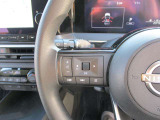 ハンドルにあるステアリングスイッチでオーディオの操作や音量調節が簡単に行えます!