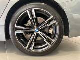 BMWの純正アロイホイールは軽量かつ強度にも優れているホイールで走行性能を引き上げる設計になっております。足元にもBMWは妥協がなくこだわっている個所になります。
