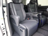 リアシートも厚く、長時間の移動もらくらくです!車種によってはラゲージスペースやトランクへのアクセスも可能!乗り心地・使い勝手共に充実です!!
