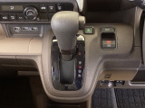 シフトはインパネシフト、パーキングブレーキは電子制御となっています。
