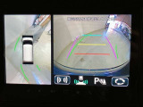 パノラミックビューモニター付きです。車両を上から見たような映像をディスプレイオーディオ画面に表示。運転席からの目視だけでは見にくい、車両周辺の状況をリアルタイムでしっかり確認できます。