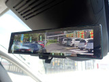 スマートルームミラーがリヤカメラで車両後方の映像ルームミラー表示しをクリアな後方視界を確保してくれます。