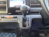 シフトレバーは、ハンドルから近く手の届きやすいインパネに配置されています。