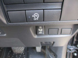 アイドリングストップ機能付です。特別な操作をしなくても、普段通りの運転をするだけで、エコドライブができる機能です。OFFボタンがありますので、必要に応じて使い分けてください。