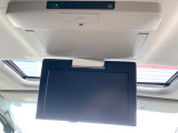 【フリップダウンモニター】大画面モニターで後席でもエンタメをお楽しみいただけます。小さなお子様にも大人気の装備です♪