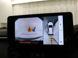 車体の前後左右に設置されたカメラにより、リアルタイムで安全確認ができるところが大きな魅力。十字路や駐車場、狭い路地での走行など、死角ができやすい場面で力を発揮します。