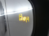 隣車線を走る車両をレーダーで検知し、ドアミラーでは確認しにくい後側方エリアに存在する車両に加え、急接近してくる車両も検知します。車両を検知するとドアミラーに搭載されたLEDインジケーターが点灯します。