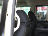 リアシートのコンディションも良好です!!同乗者のひざ周り、足元空間もしっかりキープ♪低床フロアにセンターピラーグリップを設置♪同乗者の乗り降りのしやすさも重要です☆☆ぜひ当店にてお確かめ下さい!!