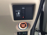 【パワースライドドア】助手席側がパワースライドドアになっており、運転席のスイッチやスマートキーでも開閉が可能です!開口部も広いので乗り降りも楽々♪