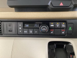 オートエアコンがついてますので、簡単操作で快適に過ごせます。リア熱線のスイッチの中にサイドミラーヒーターも入っています。パネル内のシートヒータースイッチは前席の左右別々に2段階で温度設定ができます。