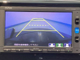 【バックカメラ】運転が苦手な方も車庫入れラクラクです!ギアをリバースに入れれば自動的に切り換わりますので、面倒な操作は不要です♪狭い駐車場もお車を傷つけず安心ですね!