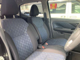 ◆前面ドア運転席◆ドアの開口が広く乗降ラクラク。シートの幅も広く運転していてもストレスを感じません。足元も広く快適なドライブを演出してくれます。