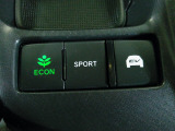 葉っぱマークのECONスイッチ!スイッチをONにするだけで、エンジンやエアコンなどを協調制御。燃費の向上に貢献します!