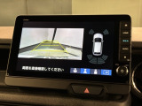 リバースギアに入れるだけで後方の表示へ切り替わります。夜間や雨の日の駐車も楽になりますよ。