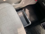 助手席シートの下に、便利な前後スライド式のアンダーボックスを装備。運転用の替え靴や、車内に常備したいこども用品、着がえた服などを収納できます