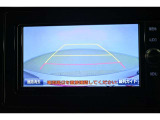 バックガイドモニター(バックモニター)付き。車両後方の映像をナビ画面に表示し、駐車などの後退操作をサポートします。