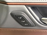 【メモリー機能付きパワーシート】ドライバーごとに設定したシート位置を記憶して、ボタン一つで切り替えできる便利な機能!運転する方が複数名いらっしゃるご家庭におすすめです♪