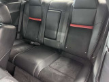 2ドアですが後部座席も広々としております。