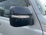 毎日使うドアミラーの状態確認に。鏡面のキズやカバーの擦れ、格納部の具合、装備有無も◎。