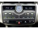 ★運転席と助手席でそれぞれお好みに合わせて温度設定が行えるフルオートエアコンです。外気温や室温、日射量を感知し、吹き出し温度、風量を緻密に制御します