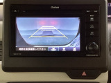 バックでの車庫入れも安心です! リアカメラが付いているバックモニター付のディスプレイオーディオを装備しております。操作線もついており距離感も画面から確認できます。