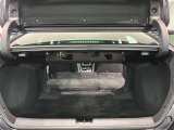 トランクスペースは、リアシートの背もたれを倒せば長モノを入れることも可能ですよ!