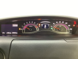 スピードメーターとタコメーターを大きく配した見やすいメーター部になっています。左側のインフォメーション画面でオドメーターや燃費などの情報を確認できます。