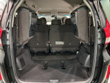 3列目シートを跳ね上げればラゲッジスペースを更に広く使えます。