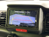 【バックカメラ】駐車時に後方がリアルタイム映像で確認できます。大型商業施設や立体駐車場での駐車時や、夜間のバック時に大活躍!運転スキルに関わらず、今や必須となった装備のひとつです!