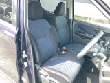 前席です。センターコンソールが無いので車内での左右移動が出来ます。