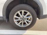 足元は定番の純正サイズタイヤを装着しています。ご来店の際、ドレスアップなどのご相談も承りますのでお気軽にご相談くださいませ。