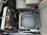 助手席シート下にも収納スペースがあり、便利です。