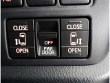 両側電動スライドドアのスイッチ。あると便利。この車には必修です。