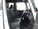 運転席と助手席は、ベンチシート仕様です。