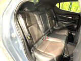 後部座席も気になるようなキズ・汚れやへたり等、大きなダメージはなく、良好な状態です。