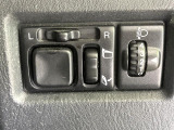 【電動格納ミラー】サイドミラーは電動格納式となっており、狭い駐車場でもキズがつくリスクを抑えられます。