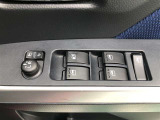 電動格納式ドアミラー付き。 狭い駐車場へ停めた時に、ボタン1つで左右のミラーをたたむ事ができます。