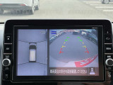 【360度カメラ】全方位モニターを装備し、車両の周囲を上空から見下ろすように映像で確認可能。駐車や狭い道での操作をサポートし、安全性を高めます。